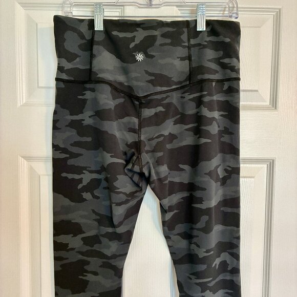 Athleta Elation Capri Women's Camo Large Athletic Leggings Activewear Tight Fit - Picture 2 of 6
